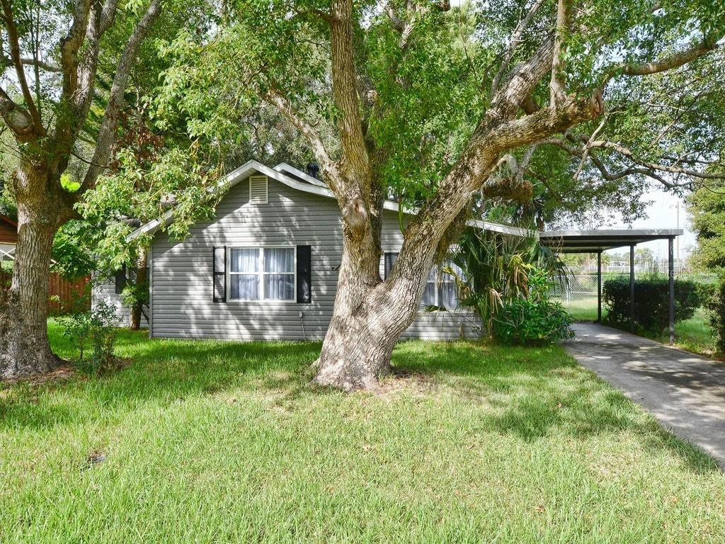 821 N New Hampshire Ave., Tavares, FL 32778