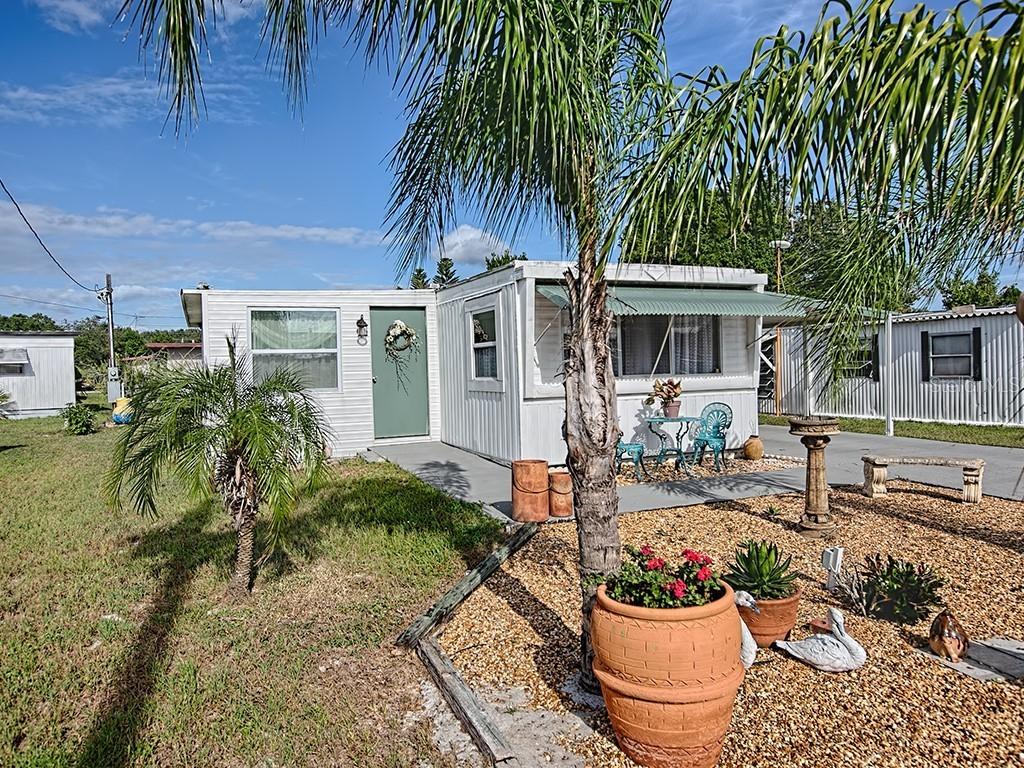 1118 Estate Dr., Tavares, FL 32778