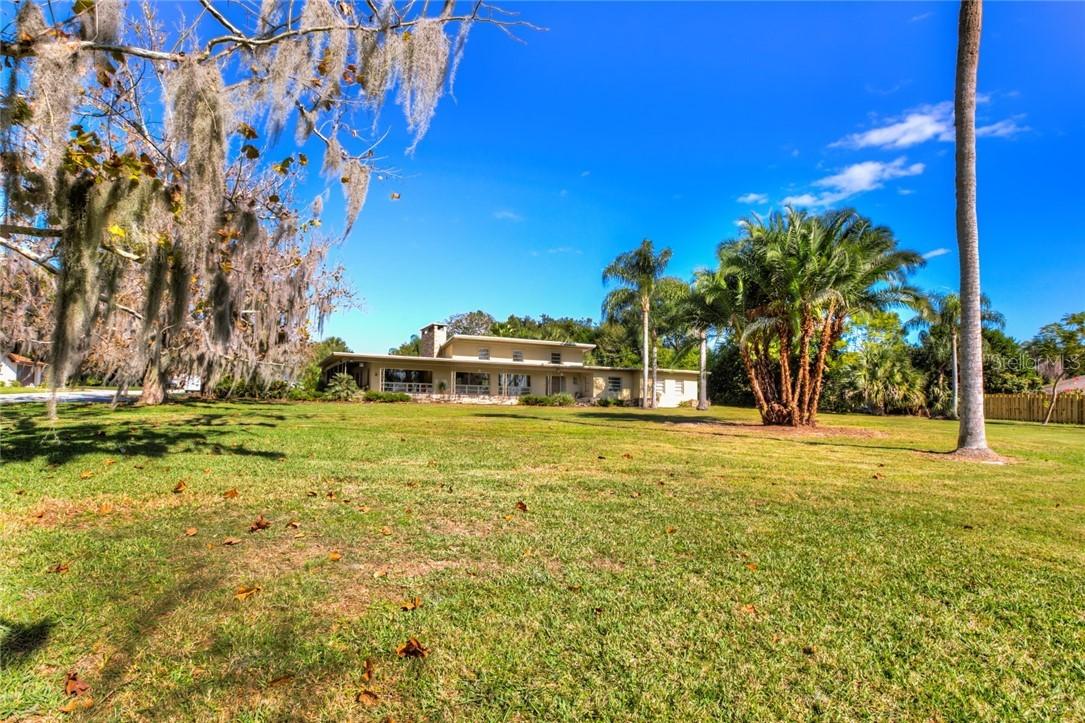 112 Donna St., Tavares, FL 32778