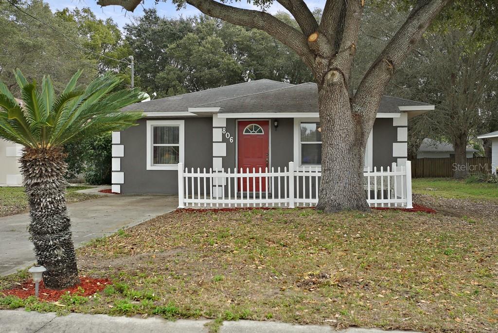 806 N Joanna Ave., Tavares, FL 32778
