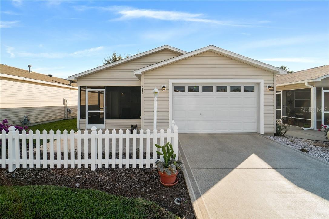 2292 Whisper St., The Villages, FL 32162