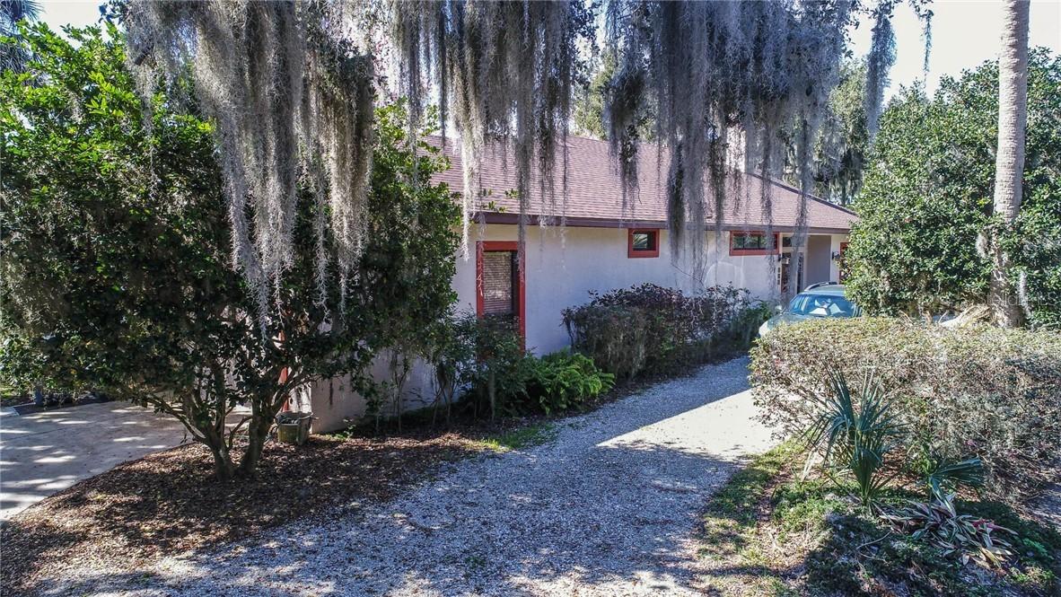 728 Lake Dora Dr., Tavares, FL 32778