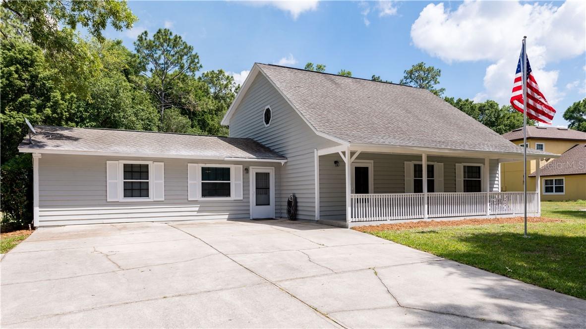 25924 Sackamaxon Dr., Sorrento, FL 32776