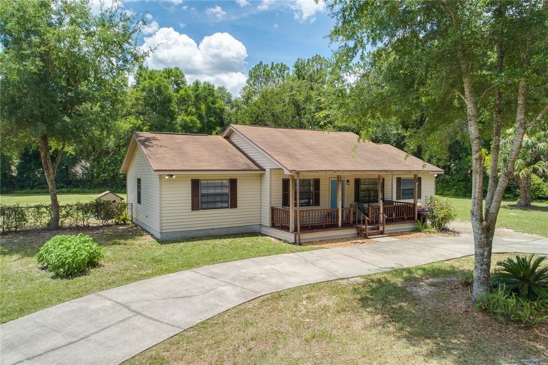 25914 Sackamaxon Dr., Sorrento, FL 32776