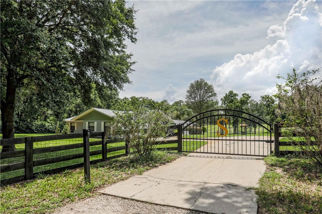 21732 Lake Seneca Rd., Eustis, FL 32736