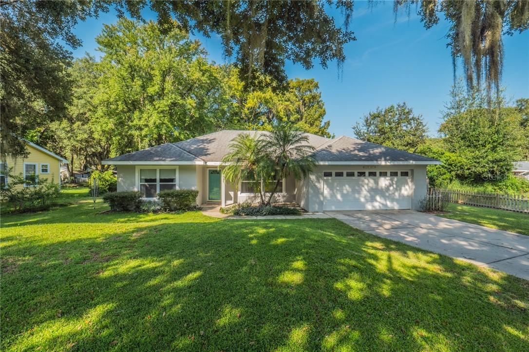 30749 Glenn Dr., Tavares, FL 32778
