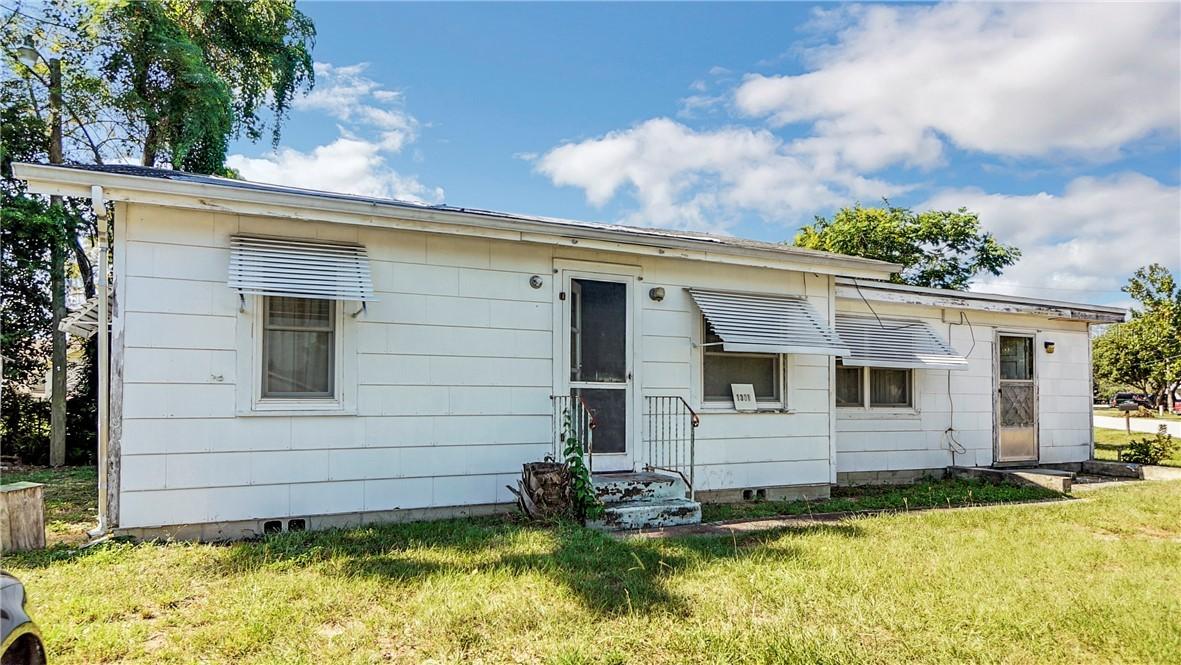 1301 North Ave., Tavares, FL 32778