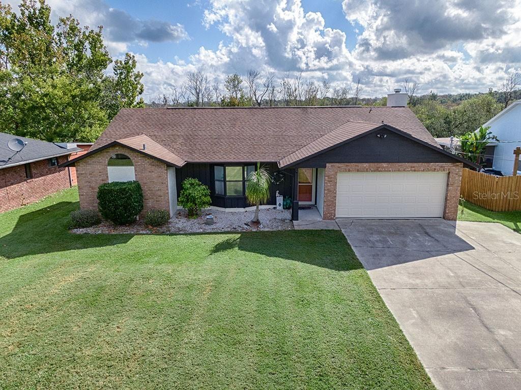 27812 Lois Dr., Tavares, FL 32778