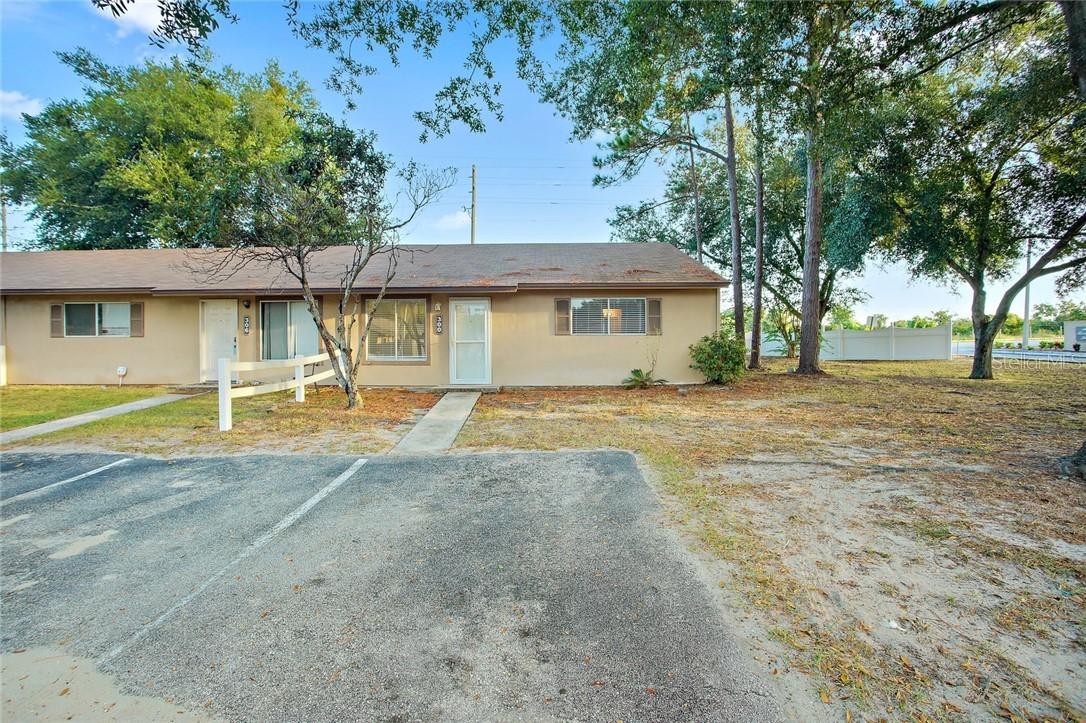 300 W Rosewood Ln., Tavares, FL 32778