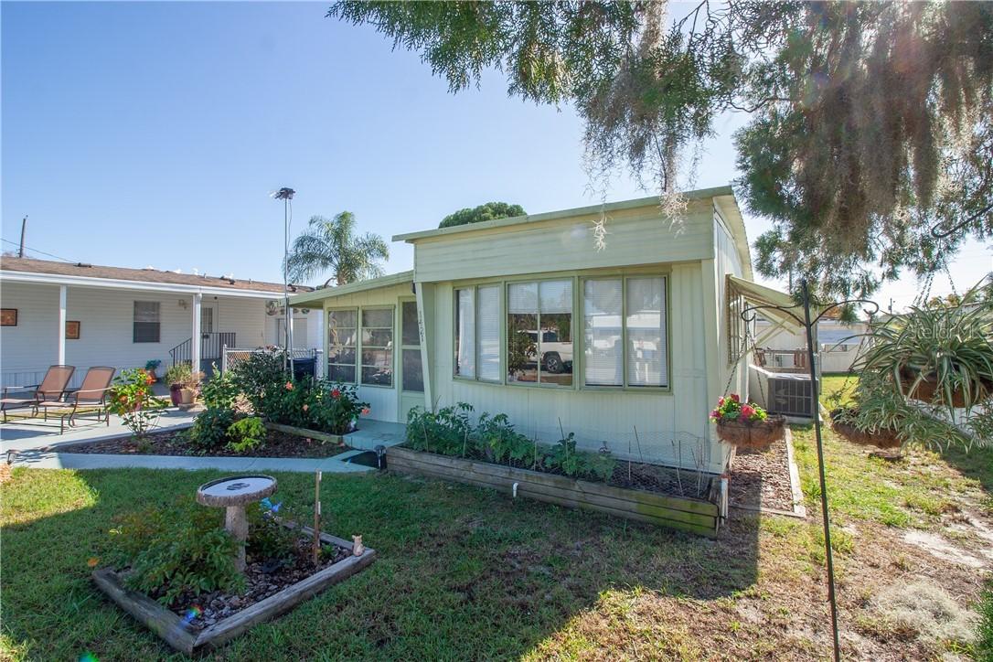 1421 County Dr., Tavares, FL 32778