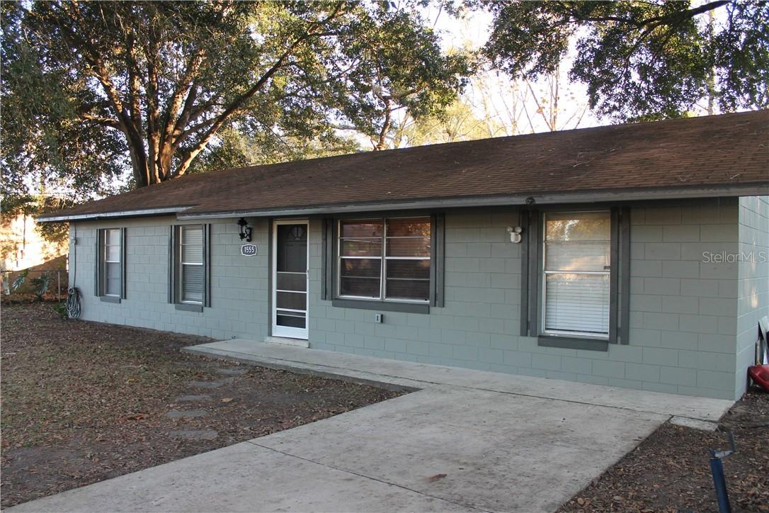 1555 Valencia Ave., Tavares, FL 32778