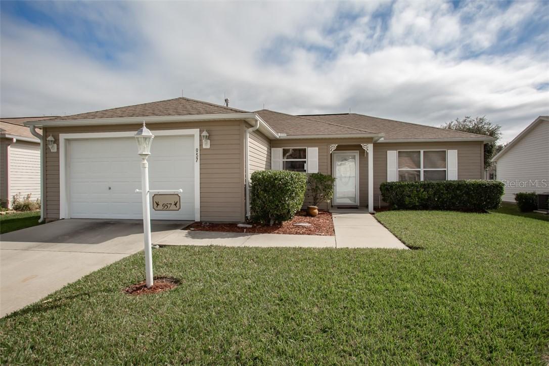 957 Candler Pl., The Villages, FL 32162