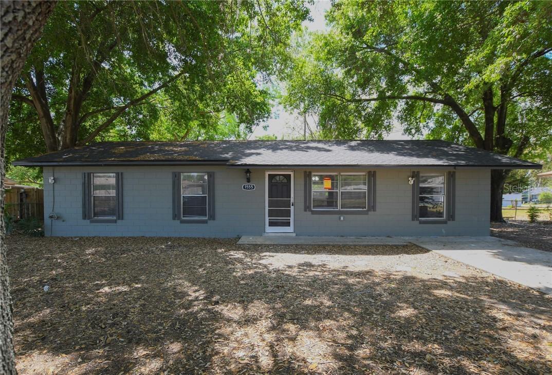 1555 Valencia Ave., Tavares, FL 32778