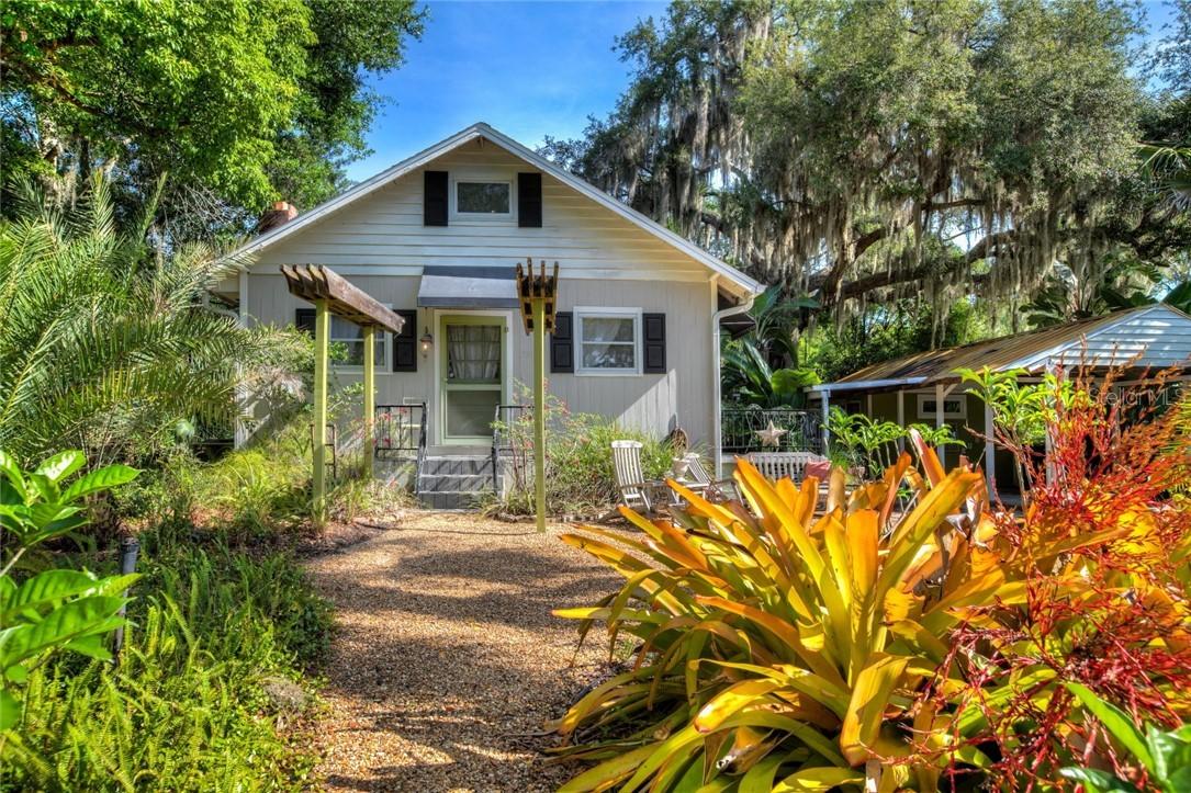321 E 10th Ave., Mount Dora, FL 32757