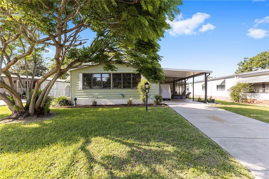 905 Rose Ln., The Villages, FL 32159