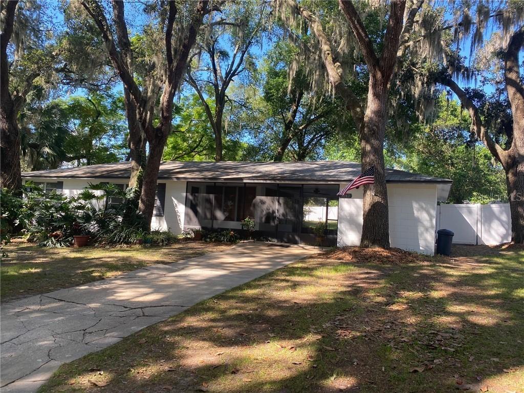 1042 N Magnolia Cir., Eustis, FL 32726