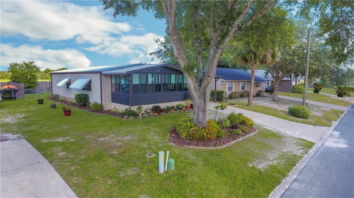 26 Bonaire Pl., Umatilla, FL 32784