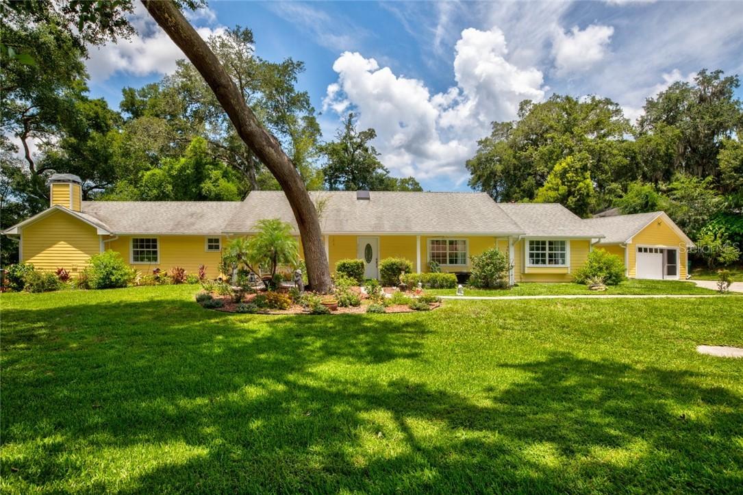 2105 Oak Leaf Cir., Mount Dora, FL 32757