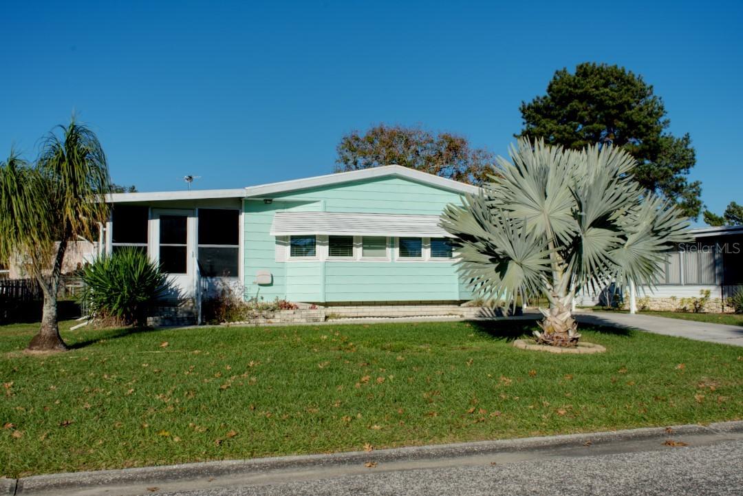 1012 Belmont Cir., Tavares, FL 32778