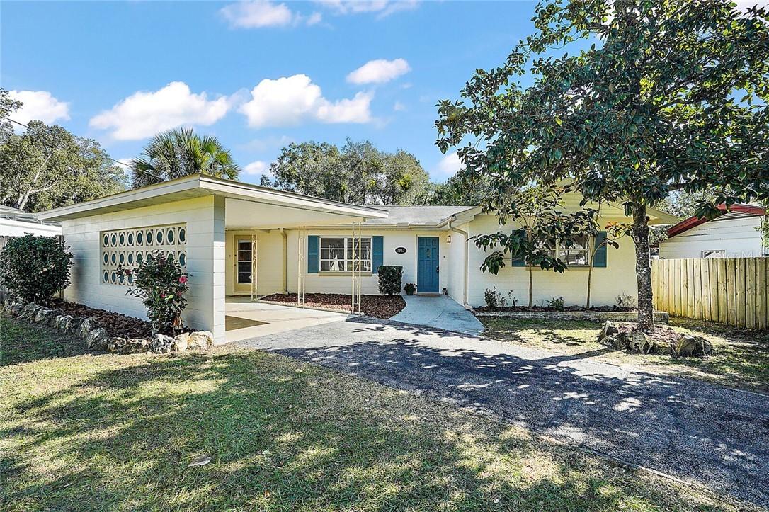 1263 E Crooked Lake Dr, Eustis, FL 32726