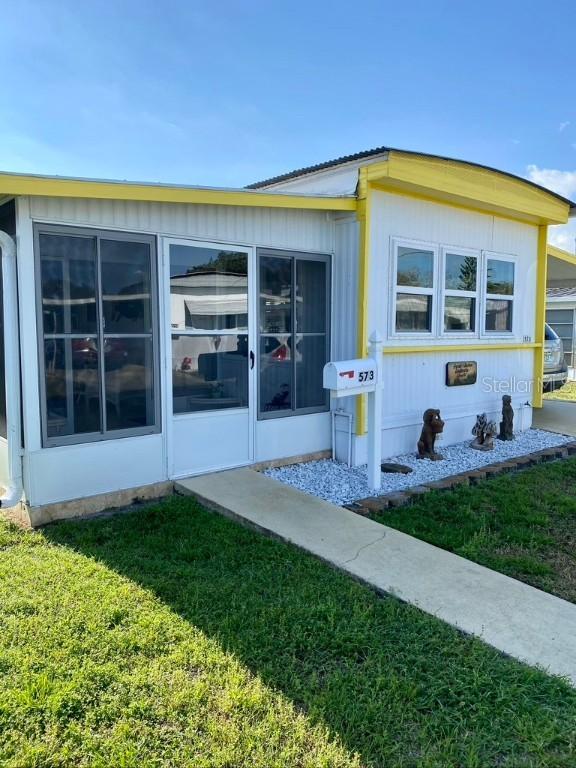 573 Marina Ln., Tavares, FL 32778