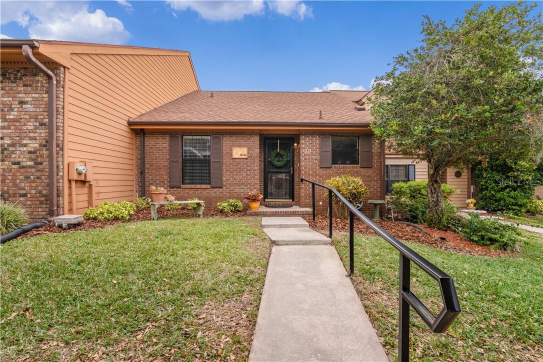 29 Cove Ln., Eustis, FL 32726