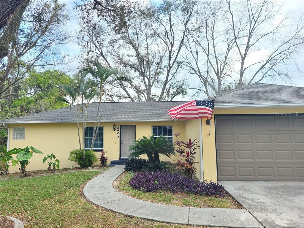 1025 N Palm Cir., Eustis, FL 32726