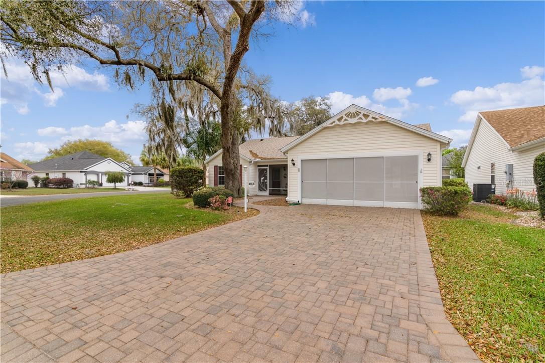 411 Loma Paseo Dr., Lady Lake, FL 32159