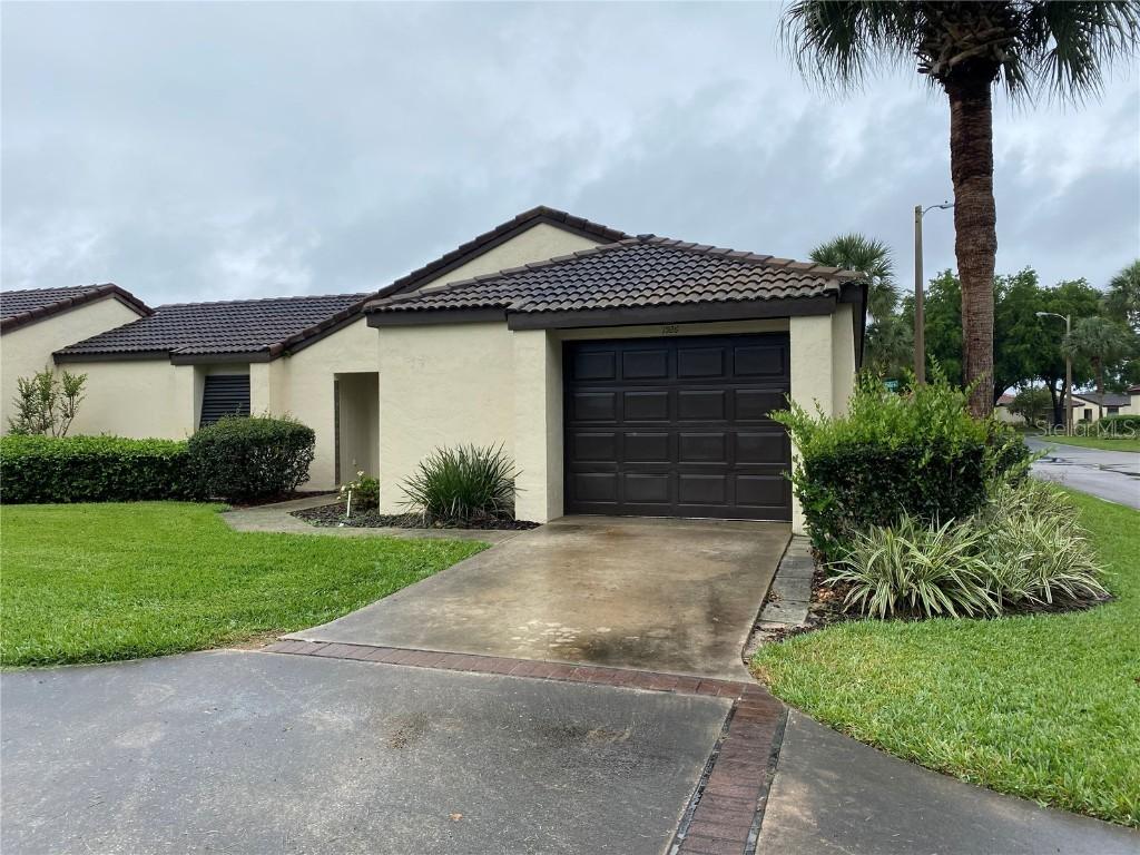 1926 Sycamore Cir. #26A, Tavares, FL 32778