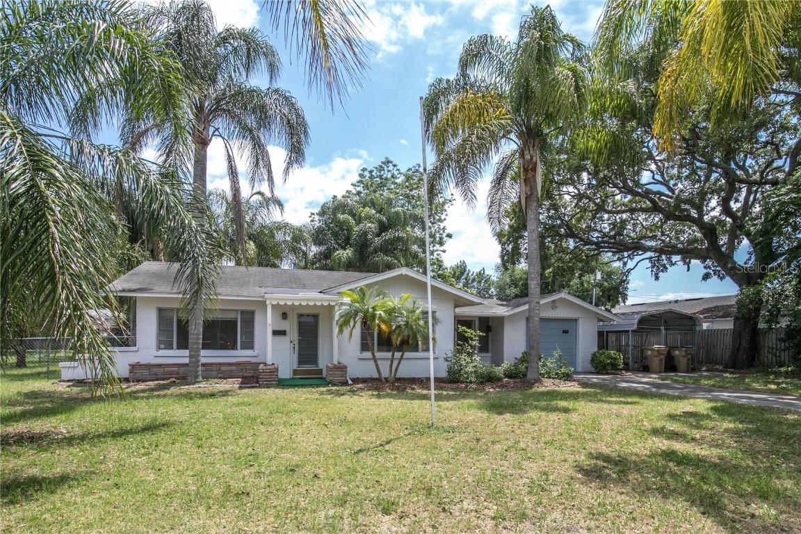 36 Charlotte Ave., Eustis, FL 32726