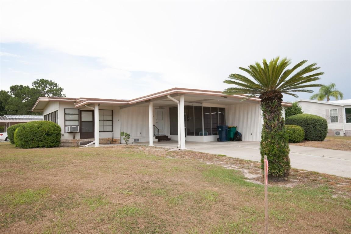 1227 Nassau Cir., Tavares, FL 32778