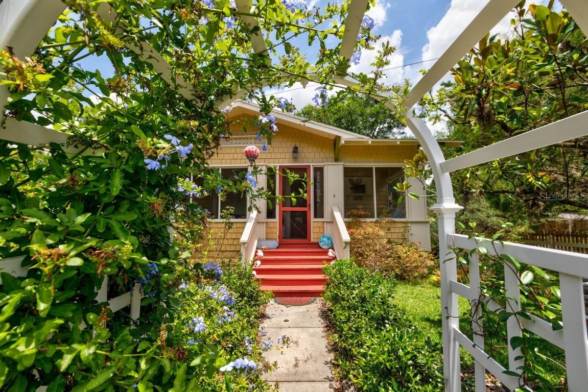 208 W 10th Ave., Mount Dora, FL 32757