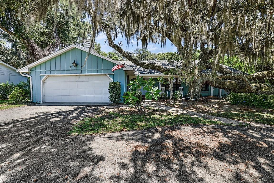 1207 W Crooked Lake Pl., Eustis, FL 32726