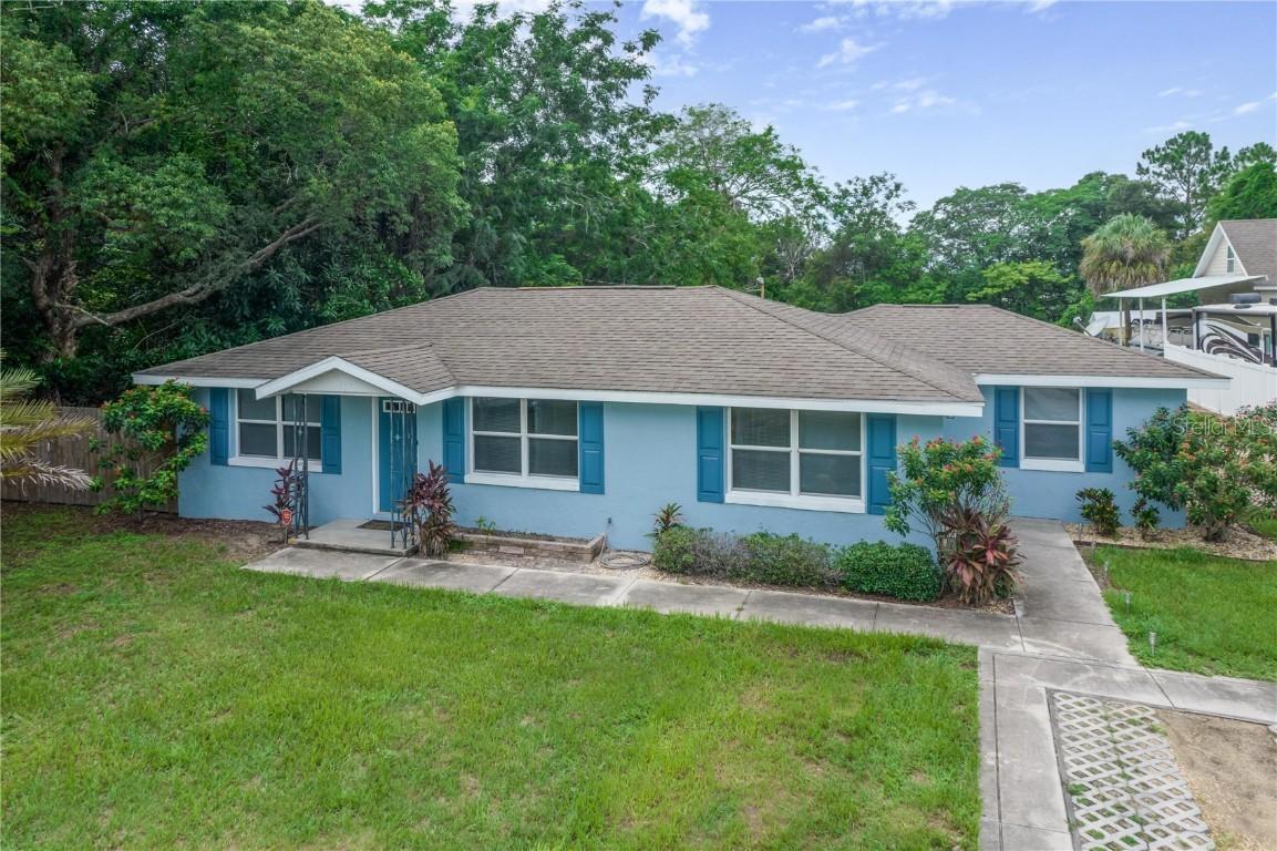 927 Dora Ave., Tavares, FL 32778