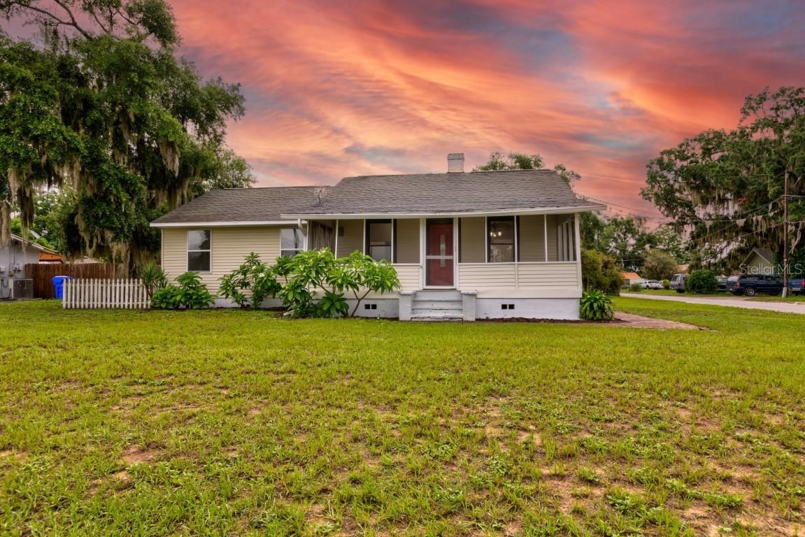 520 Dora Ave., Tavares, FL 32778