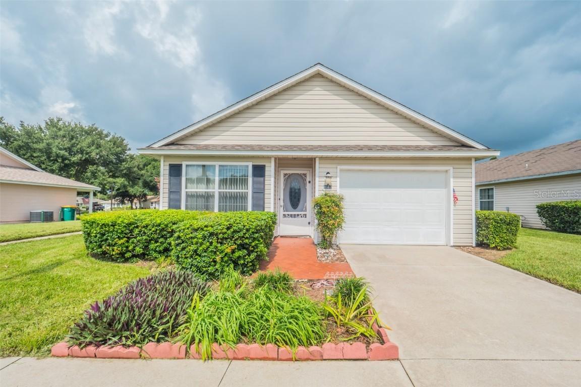 1617 Tudor Ln., Tavares, FL 32778