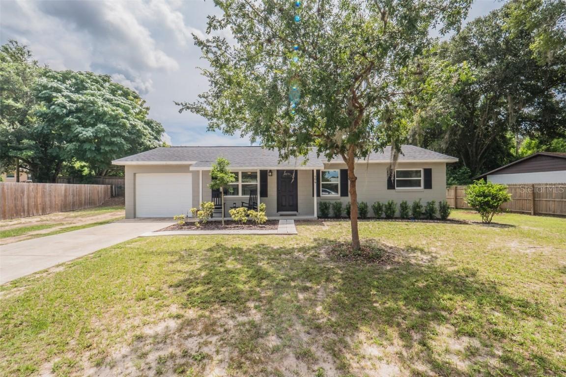 506 Louanne Ct., Tavares, FL 32778