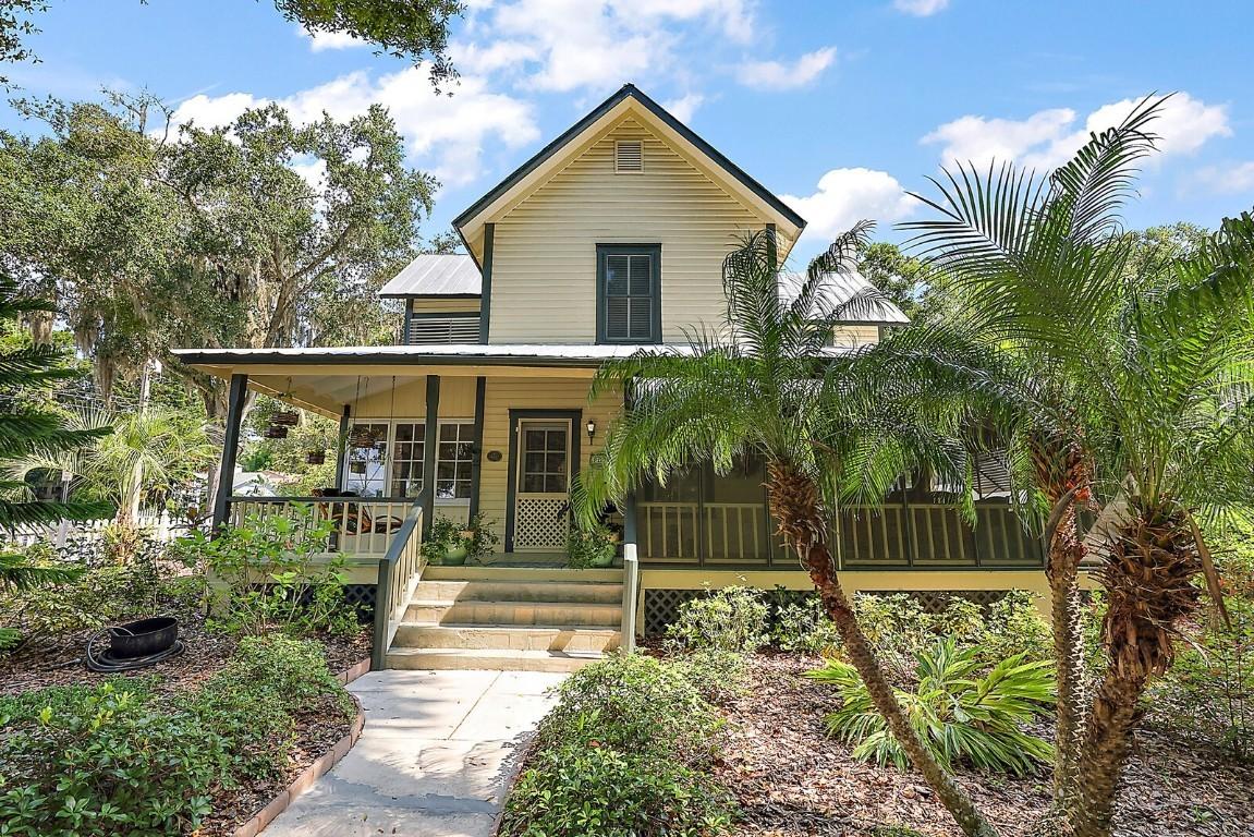 207 E 8th Ave., Mount Dora, FL 32757