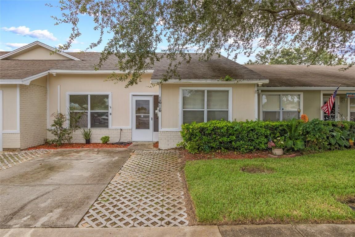 1616 Tropical Ct., Tavares, FL 32778