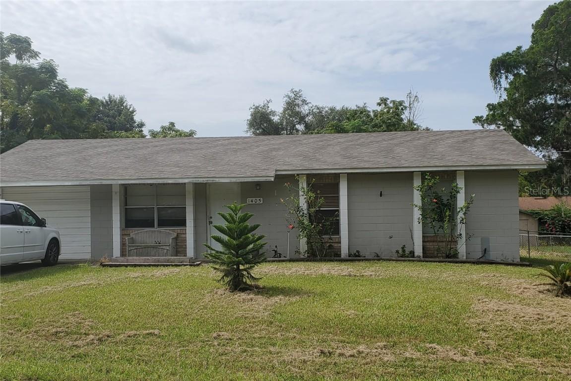 1405 Valencia Ave., Tavares, FL 32778