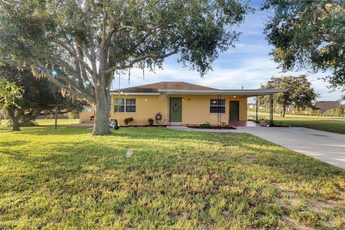 207 W Myrtle St., Howey In The Hills, FL 34737
