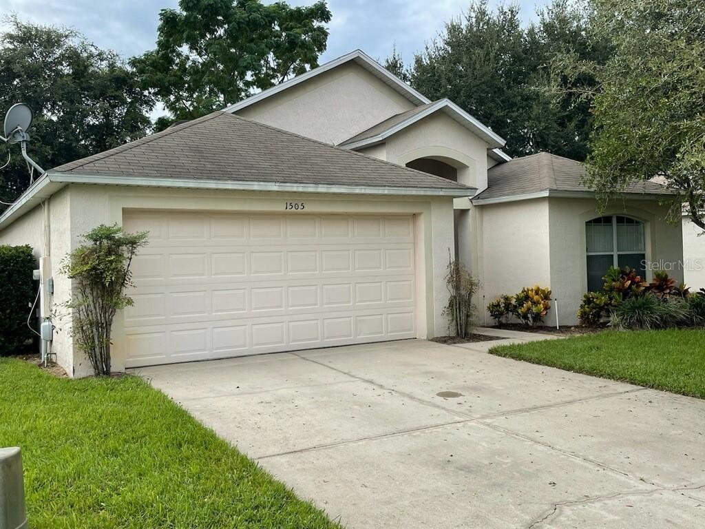 1505 Lake Villa Dr., Tavares, FL 32778