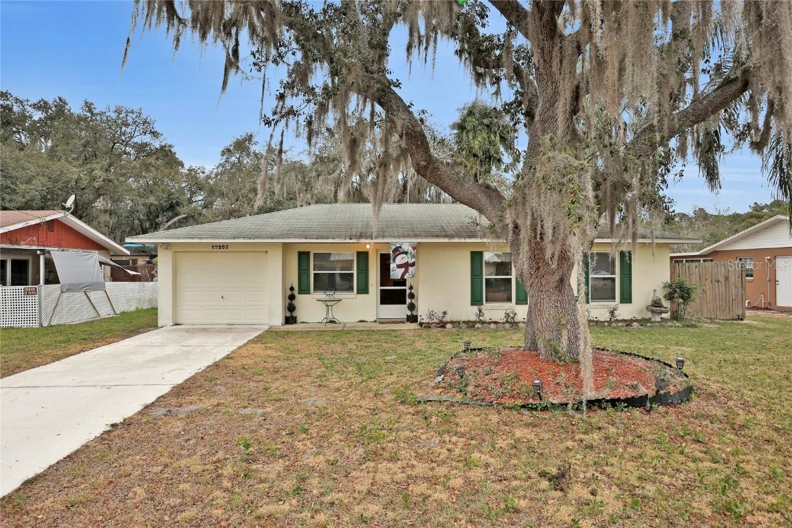 17205 Lakeview Ct., Umatilla, FL 32784