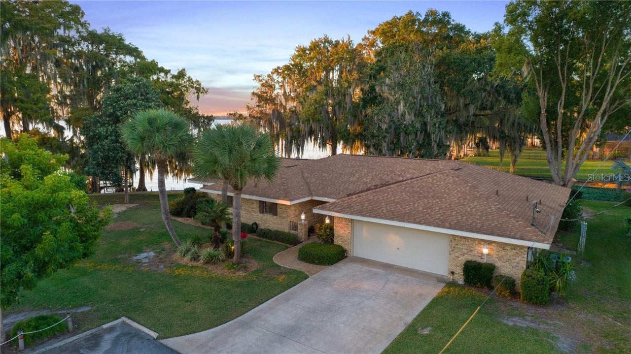 620 Palm Way, Tavares, FL 32778