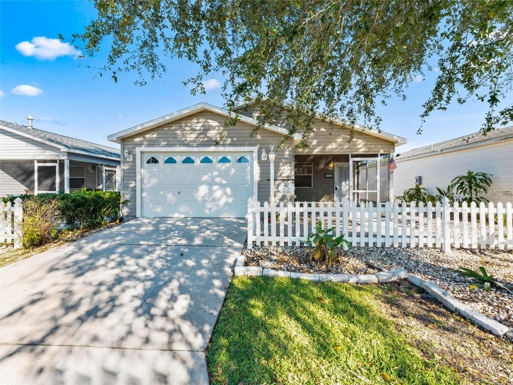 2285 Whisper St., The Villages, FL 32162