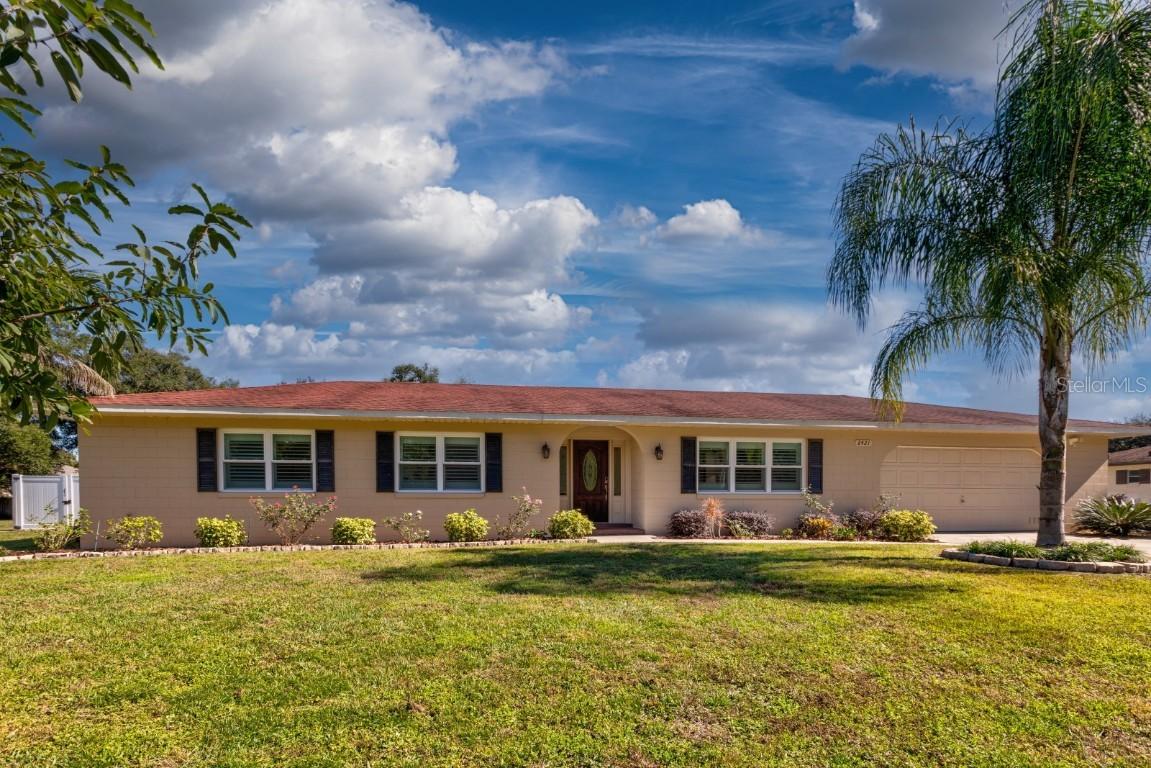 2421 Briarwood Ln., Eustis, FL 32726