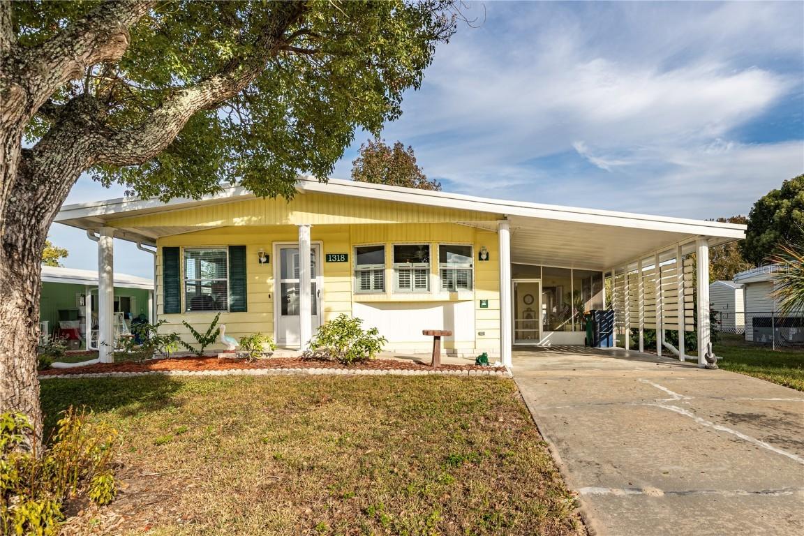 1318 Apache Cir., Tavares, FL 32778