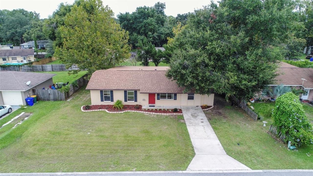 935 Cedar Cir., Tavares, FL 32778