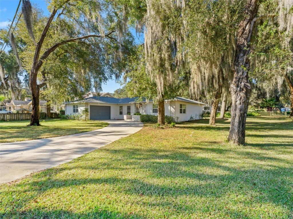 38223 Kentucky Ave., Lady Lake, FL 32159