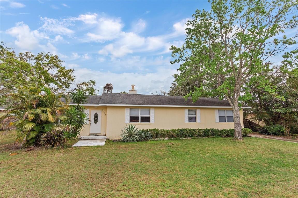 1208 Dora Ave., Tavares, FL 32778